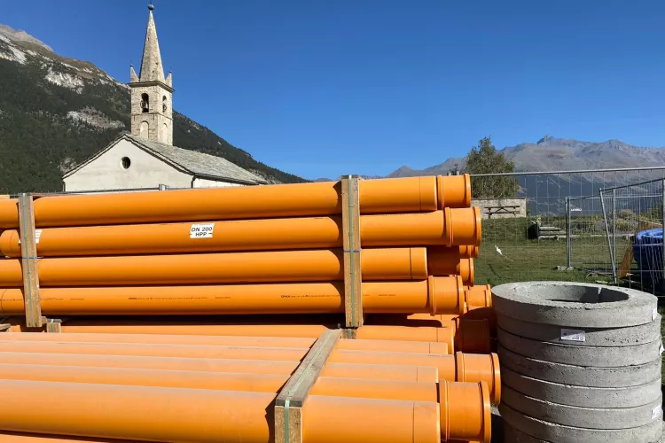 Tubes en polypropylène orange sur un chantier dans les Alpes